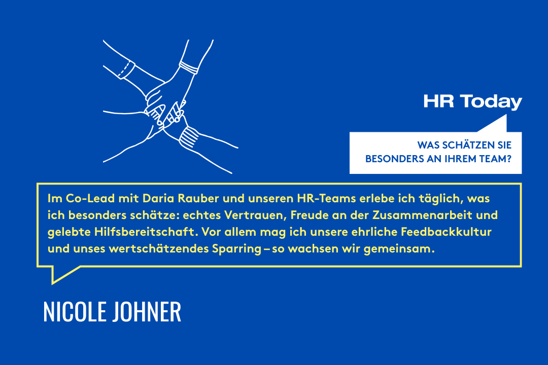 Grafik mit blauem Hintergrund. Oben links ist eine weisse Illustration von vier sich in der Mitte überkreuzenden Händen, die Zusammenarbeit symbolisieren. Rechts daneben steht „HR Today“ mit einer weissen Sprechblase: „Was schätzen Sie besonders an Ihrem Team?“. Darunter befindet sich ein gelber Textrahmen mit einem Zitat von Nicole Johner, die Zusammenarbeit, Vertrauen, Hilfsbereitschaft und eine ehrliche Feedbackkultur in ihrem Team lobt. Unten links steht der Name „Nicole Johner“ in weisser Schrift.