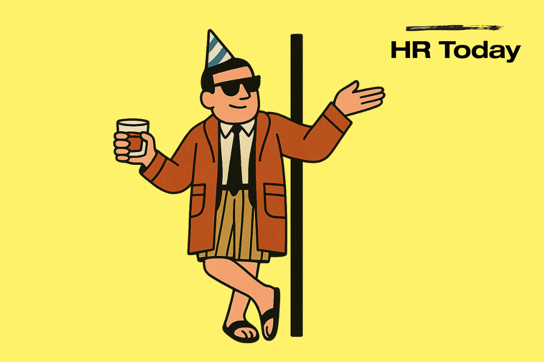 Chef im «Lebowski»-Look über dem Anzug: Partyhut, Sonnenbrille, Drink in der Hand, Shorts und Sandalen; lässig an einem Türrahmen/ Pfosten lehnend; «HR Today»-Logo.