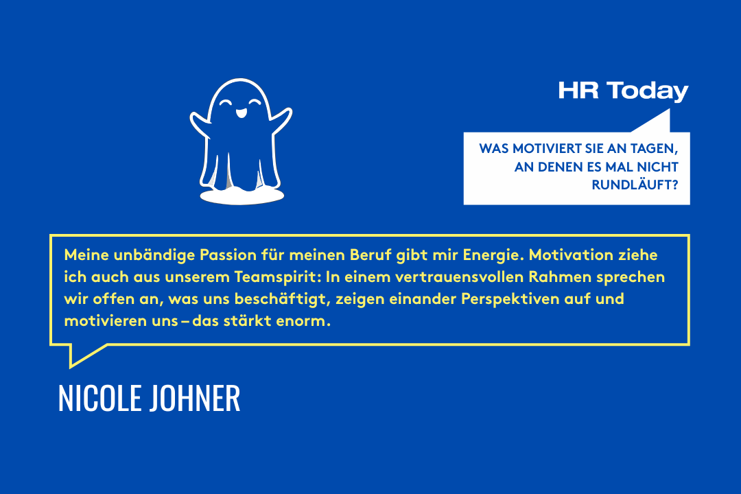 Grafik mit blauem Hintergrund. Oben links ist eine weisse, freundlich lachende Geisterfigur gezeichnet. Rechts daneben steht „HR Today“ mit einer Sprechblase: „Was motiviert Sie an Tagen, an denen es mal nicht rundläuft?“. Darunter befindet sich ein gelber Textrahmen mit einem Zitat von Nicole Johner, in dem sie erklärt, dass ihre Leidenschaft für den Beruf sowie der Teamgeist und ein vertrauensvoller Austausch im Team sie motivieren. Unten links steht ihr Name in weisser Schrift.