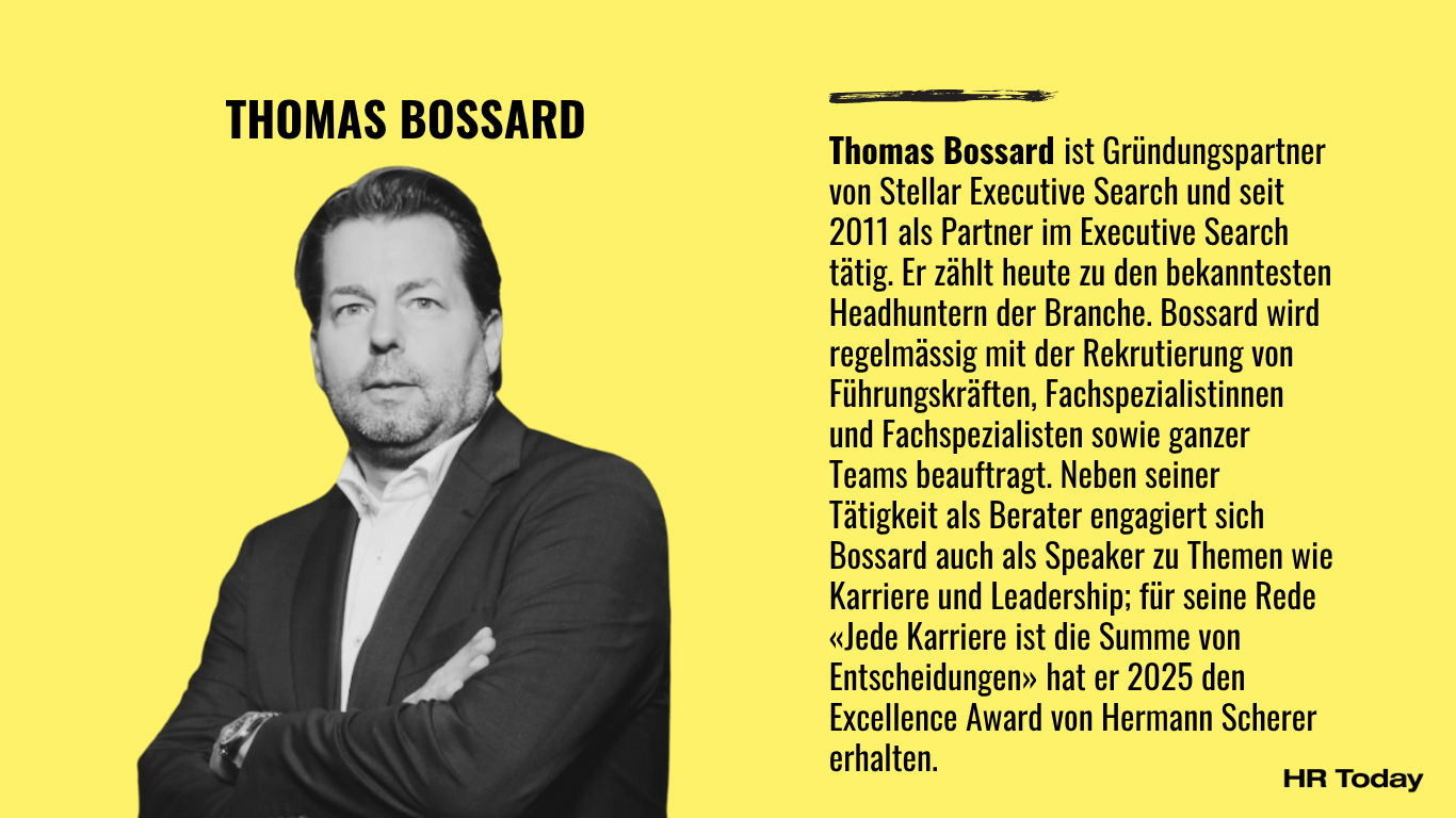 Das Bild zeigt Thomas Bossard, einen Mann mit dunklen gescheitelten Haaren und Dreitagebart. Er trägt Hemd und Jackett und hält seine Arme verschränkt. Beschreibung: Thomas Bossard ist Gründungspartner von Stellar Executive Search und seit 2011 als Partner im Executive Search tätig. Er zählt heute zu den bekanntesten Headhuntern der Branche. Bossard wird regelmässig mit der Rekrutierung von Führungskräften, Fachspezialist­innen und Fachspezialisten sowie ganzer Teams beauftragt. Neben seiner Tätigkeit als Berater engagiert sich Bossard auch als Speaker zu Themen wie Karriere und Leadership; für seine Rede «Jede Karriere ist die Summe von Entscheidungen» hat er 2025 den Excellence Award von Hermann Scherer erhalten.