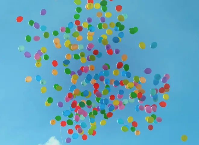 des ballons d'hélium volent dans le ciel