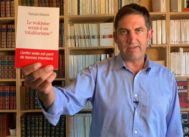 Photo de Marc Benninger présentant un livre