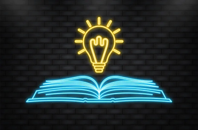 Symbolbild eines Buches mit Glühbirne in Neon
