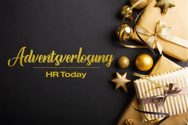 Goldverpackte Geschenke und Weihnachtsdeko auf schwarzem Hintergrund mit dem Schriftzug Adventsverlosung