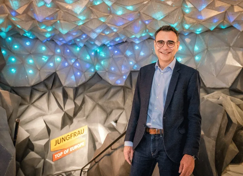 Jungfraubahnen Andreas Piattini HR-Spezialist posiert im Shop der Jungfraubahnen