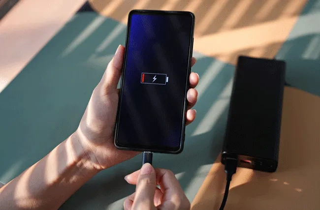 Ein Handy ohne Akku, Symbolbild für Erschöpfung durch Digitalisierung