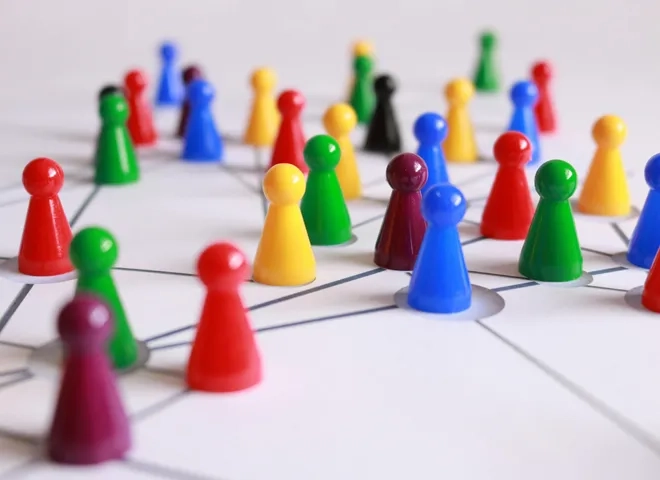 Pourquoi ne sait-on plus manager: des pions de couleur sur un plateau