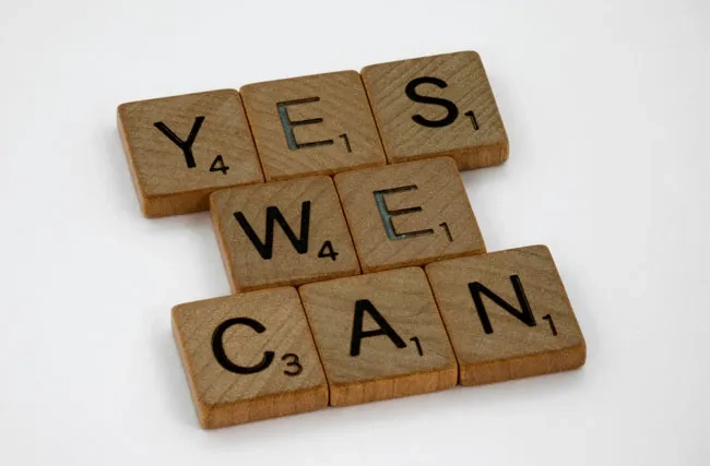 Scrabble-Steine bilden den Satz "Yes, we can"