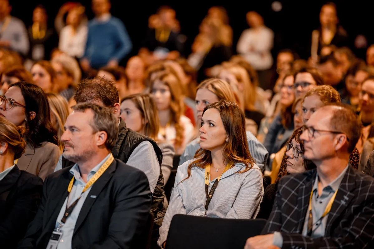 Voller Zuschauerraum am HR FESTIVAL europe für das Keynote von ADP. Die Zuhörerinnen und Zuhörer hören interessiert zu.