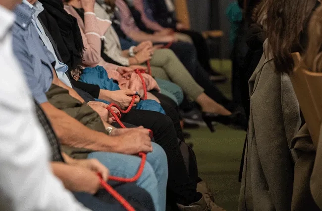 Am Strategie-Kickoff der Obwaldner Kantonalbank halten sich alle Mitarbeitende an einem Seil fest