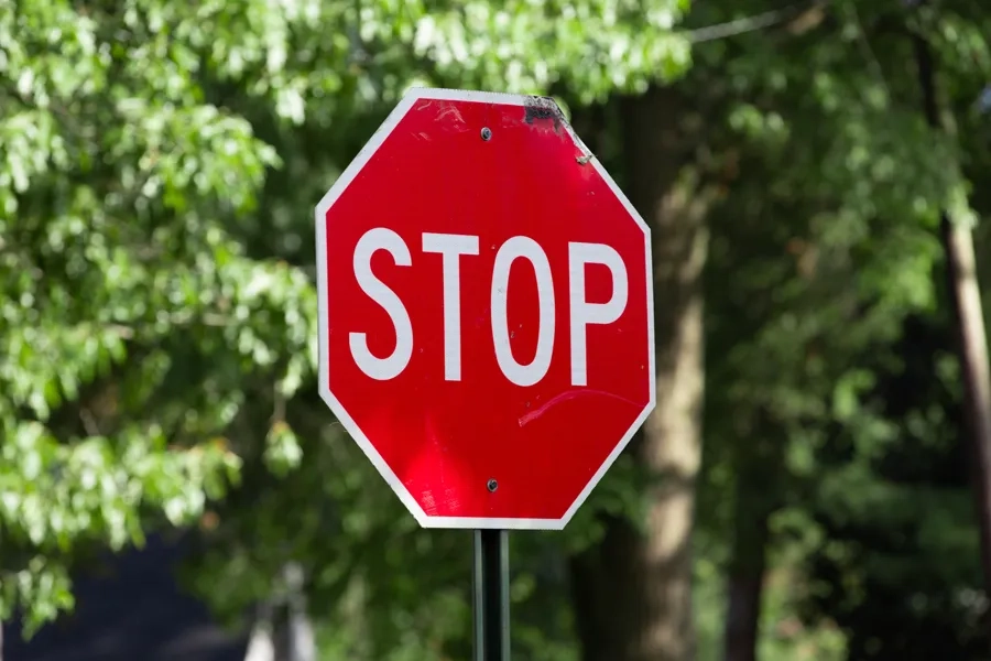Arrêter le team building? Un signe stop dans une rue