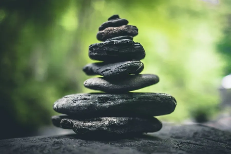Une pile de pierres en équlibre