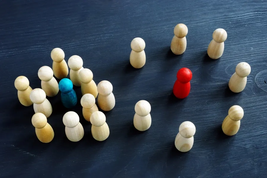 Introverti ou extraverti: des figurines en bois sur un bureau