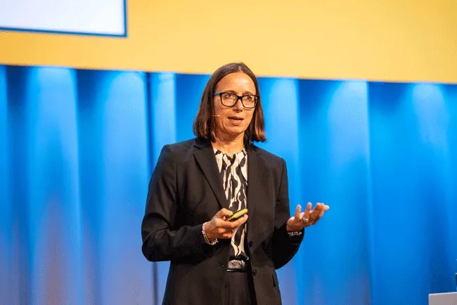 Tanja Matetic, Leiterin Schulung und Resilienz bei der BLS, präsentiert an der BGM Tagung 2024 am 18. September 2024 im Kurssaal Bern zum Thema Resilienz, organisiert von der Gesundheitsförderung Schweiz