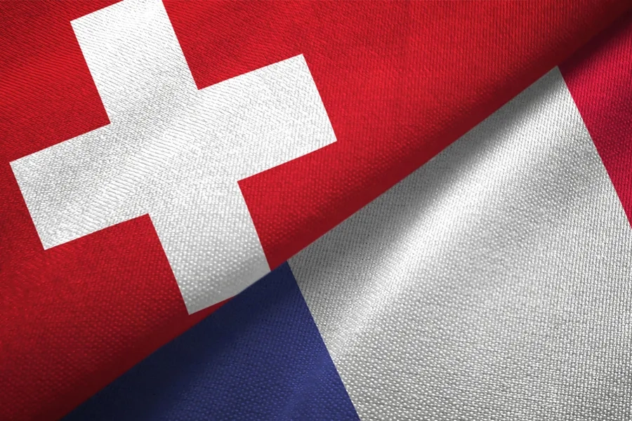 Drapeaux de la Suisse et de la France