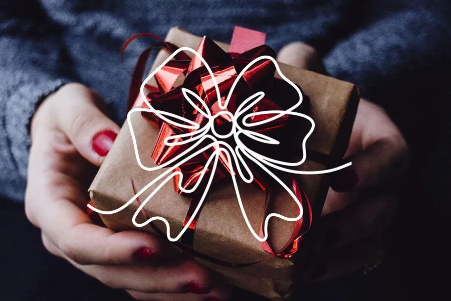 Une femme tient un cadeau dans ses mains