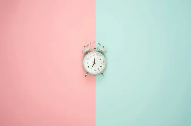Ein Wecker als symbol für Prokrastination