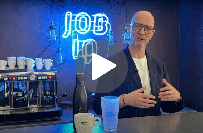 Matthias Mäder von Prospective Media Services steht an einer Bar neben einer Kaffeemaschine. Er moderierte die Online-Veranstaltung Recruiting Convention TV 2024