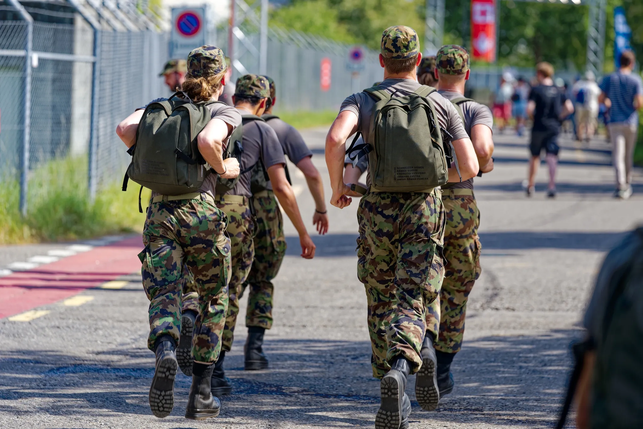 Schweizer Rekruten joggen durch die Stadt