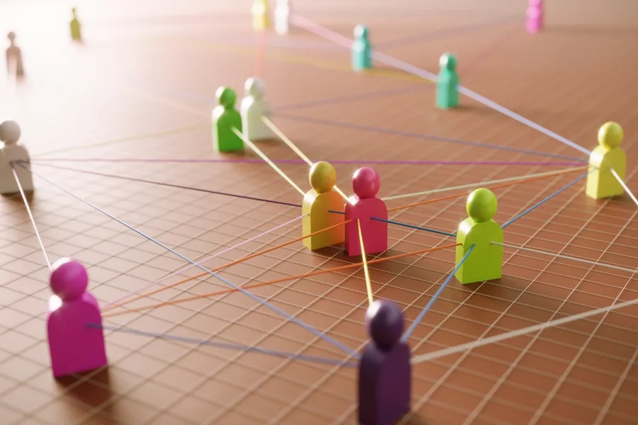 Des pions de couleur reliés par des fils