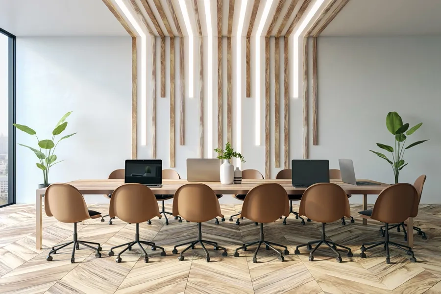 Une salle de réunion moderne avec table et chaises en bois