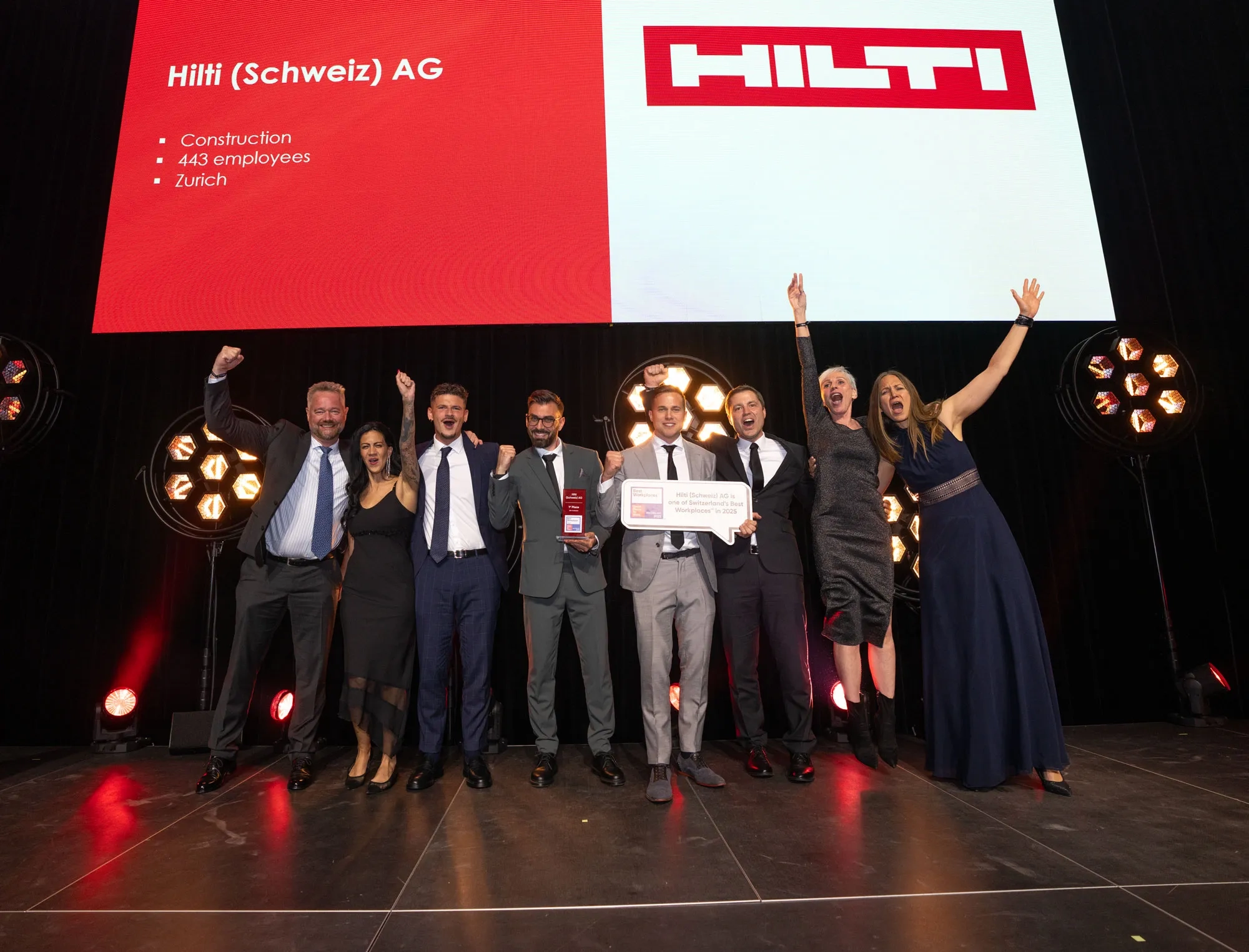 Das Bild zeigt die Sieger der Firma Hilti auf der Bühne.