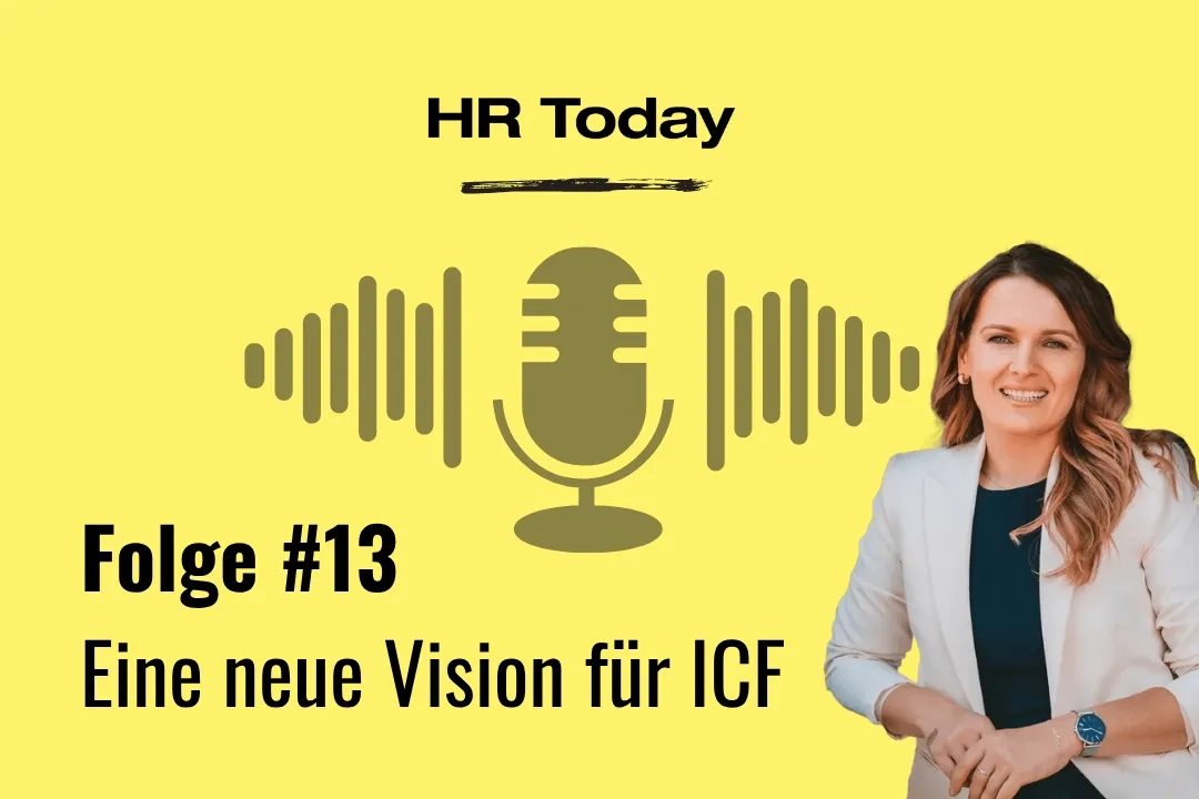 Podcast-Grafik mit gelbem Hintergrund: In der Mitte ein stilisiertes Mikrofon mit Schallwellen, darüber der Schriftzug „HR Today“. Links unten steht „Folge #13 – Eine neue Vision für ICF“. Rechts im Bild ist Albina Koch in einem hellen Blazer lächelnd abgebildet.