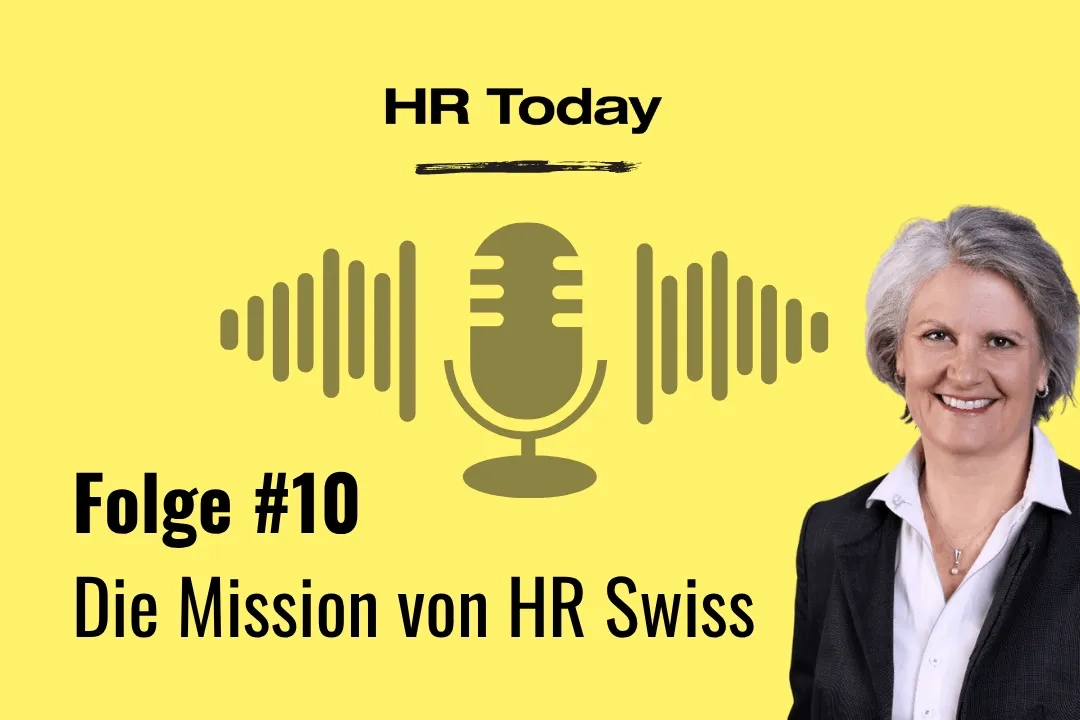 Podcast-Teaserbild mit Logos und einem Porträt der Protagonistin, eine Frau mittleren Alters mit mittellangen ergrauenden Haaren. Sie schaut frontal in die Kamera und lächelt einladend. Sie trägt einen Blazer und ein weisses Hemd im professionellen Look.