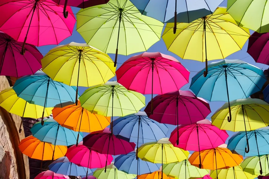 Parapluies colorés dans le ciel