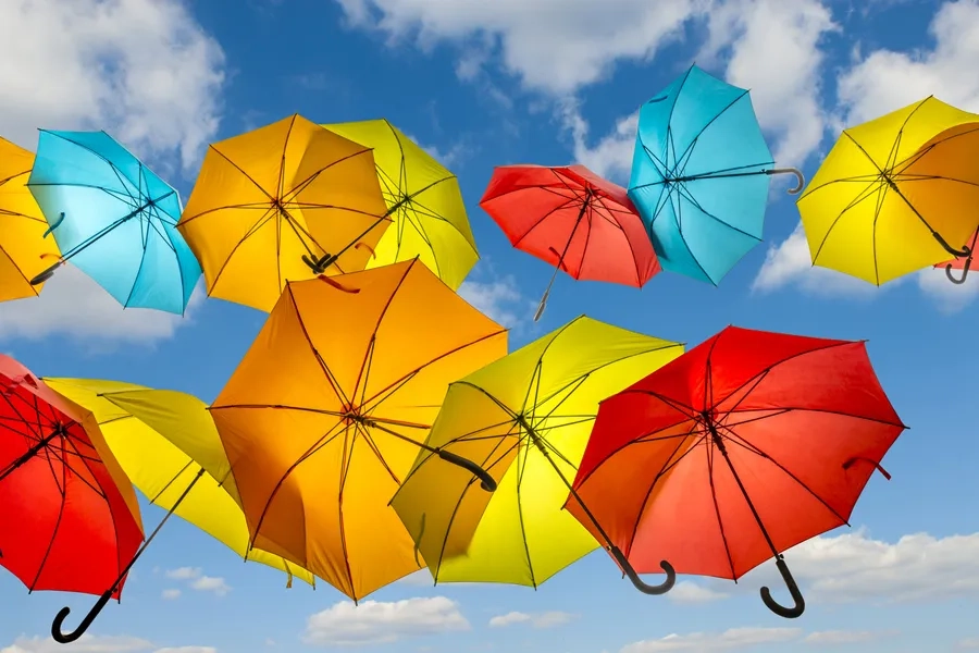 Parapluies colorés dans le ciel