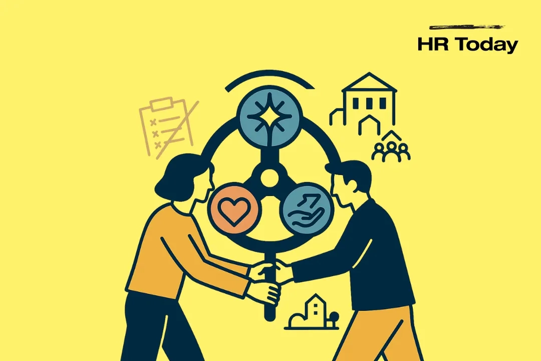 Zwei stilisierte, genderneutrale Figuren drehen gemeinsam ein grosses Steuerrad. Das Rad ist in drei Segmente mit Symbolen unterteilt: ein Herz für Wohlbefinden, eine Hand mit Pfeil für Partizipation und ein Stern/Kompass für Sinn. Im Hintergrund sind ein durchgestrichenes Klemmbrett sowie einfache Linienzeichnungen von Gebäuden und einer kleinen Gemeinschaft zu sehen. Klare, flächige Farben auf beigem Hintergrund im Flat-Design.