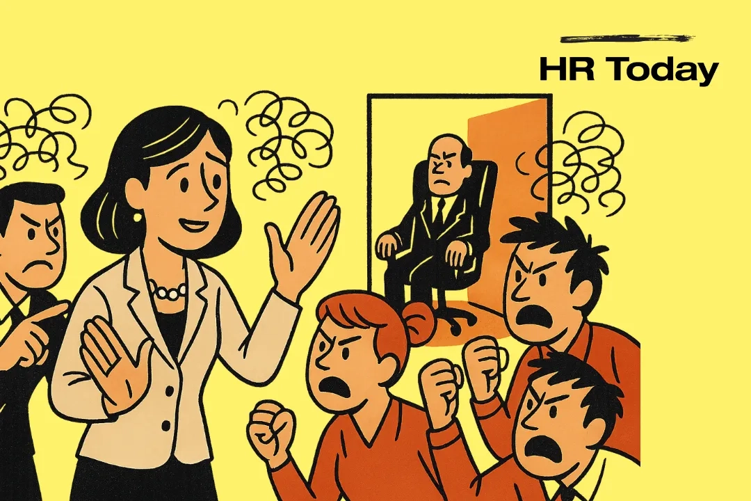 Im Mid-Century-Stil: Eine HR-Fachfrau versucht mit offenen Händen eine Gruppe aufgebrachter Mitarbeitender zu beruhigen. Neben ihr steht die Tür zum Büro des Chefs offen; darin sitzt der Chef in einem typischen Chefsessel. Um die Köpfe der Mitarbeitenden wirbeln chaotische Kringel, die den Ärger symbolisieren. Keine Hintergründe, klare Konturen und flache Farben.