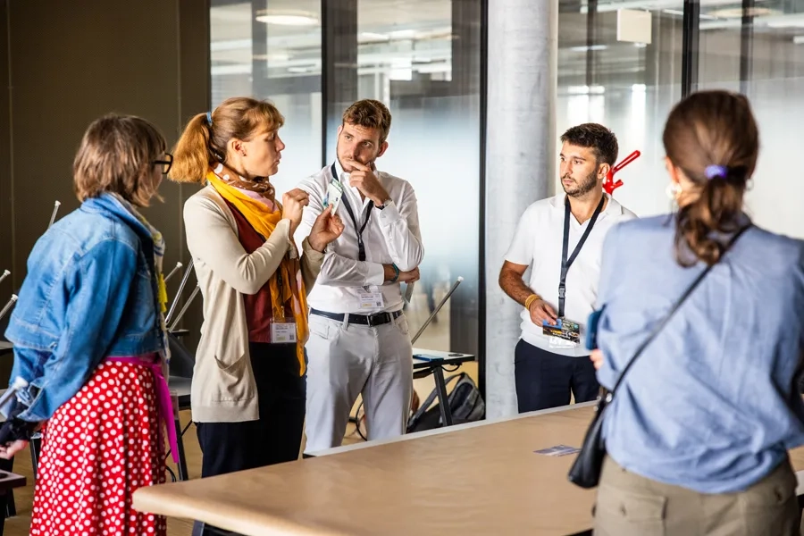 Une équipe discute dans un bureau