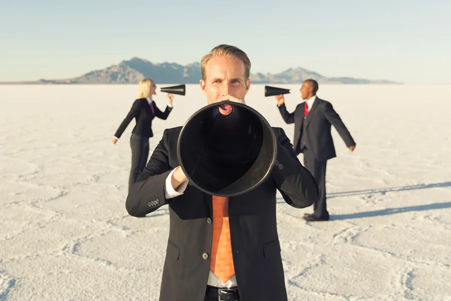 Un homme d'affaires avec un haut-parleur