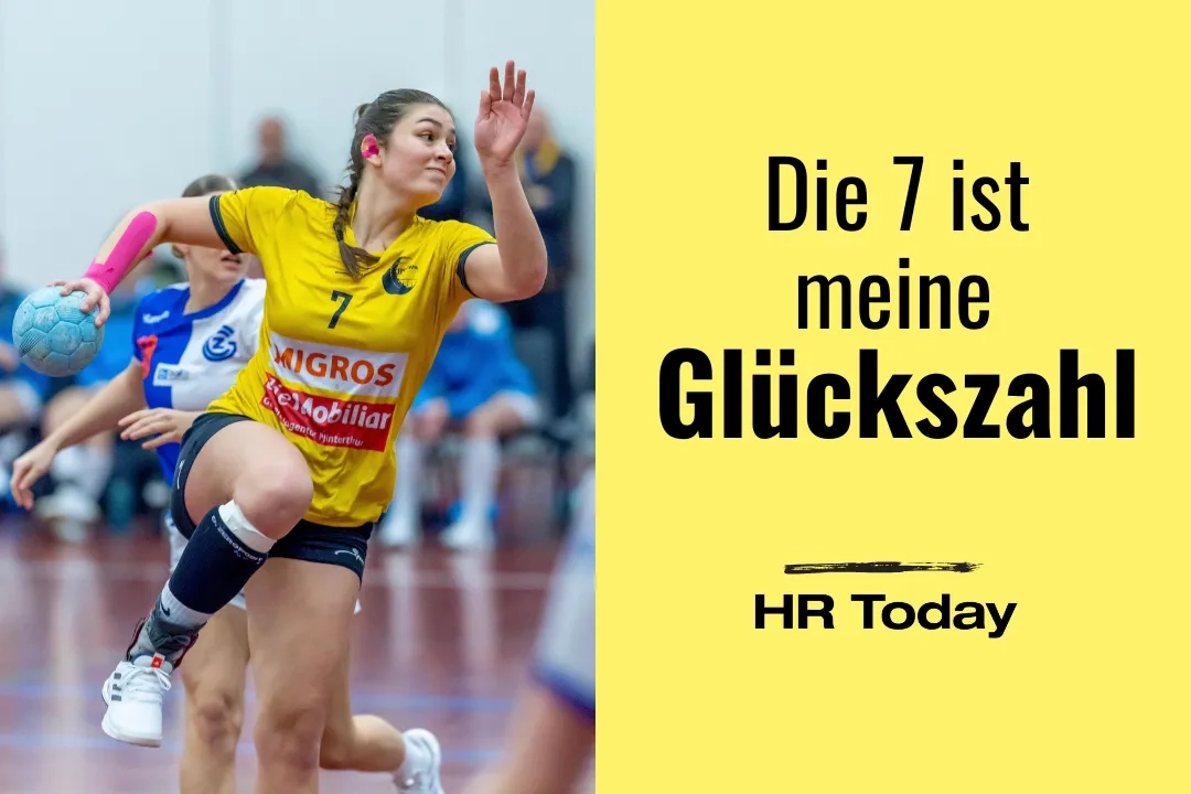 Zweiteilige Bildkomposition: Links eine Handballspielerin im gelben Trikot mit der Nummer 7 beim Sprungwurf, konzentriert und dynamisch in Aktion. Im Hintergrund sind weitere Spielerinnen und das Spielfeld sichtbar. Rechts auf gelbem Hintergrund der Text: „Die 7 ist meine Glückszahl“ in grosser schwarzer Schrift, darunter das Logo „HR Today“.