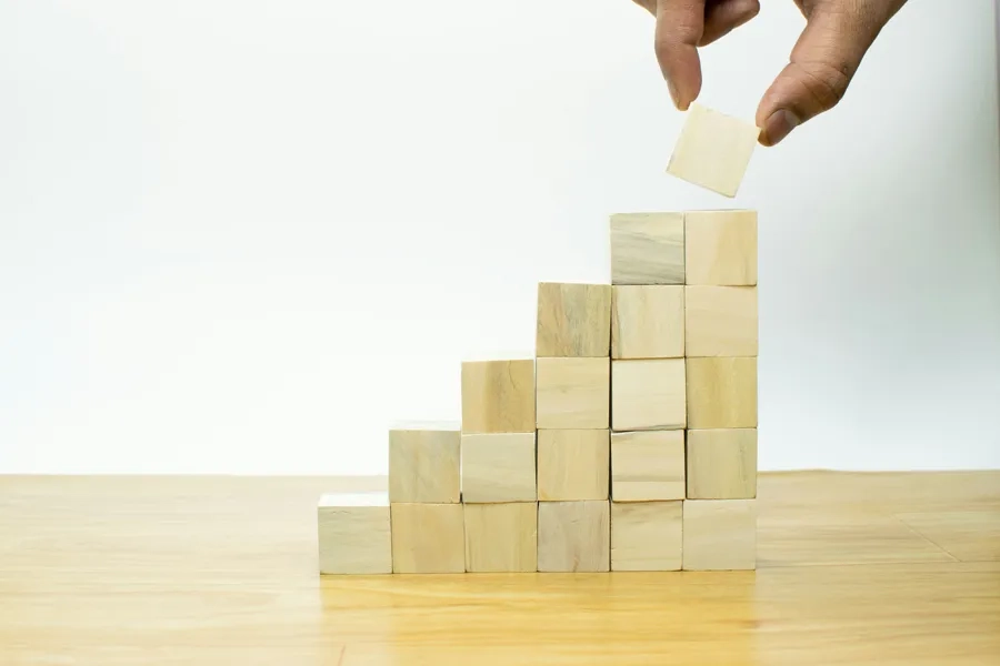 Un escalier fait de blocs de bois