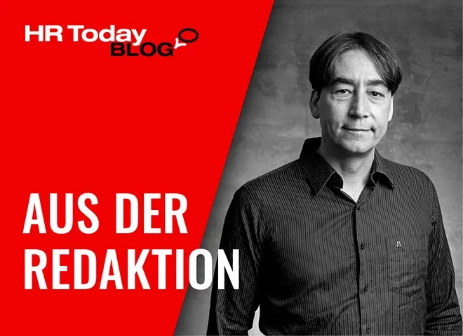 Porträt eines Mannes in Schwarz-Weiss mit dunklem Hemd vor neutralem Hintergrund; links im Bild ein roter Bereich mit weisser Aufschrift „HR Today Blog“ und darunter in Grossbuchstaben „Aus der Redaktion“.