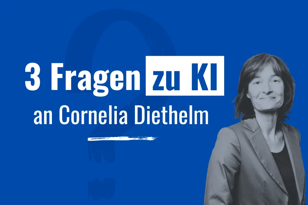 Blauer Hintergrund, davor in weiss "3 Fragen zu KI an Cornelia Diethelm" und ein Porträt in schwarz-weiss der interviewten Person.
