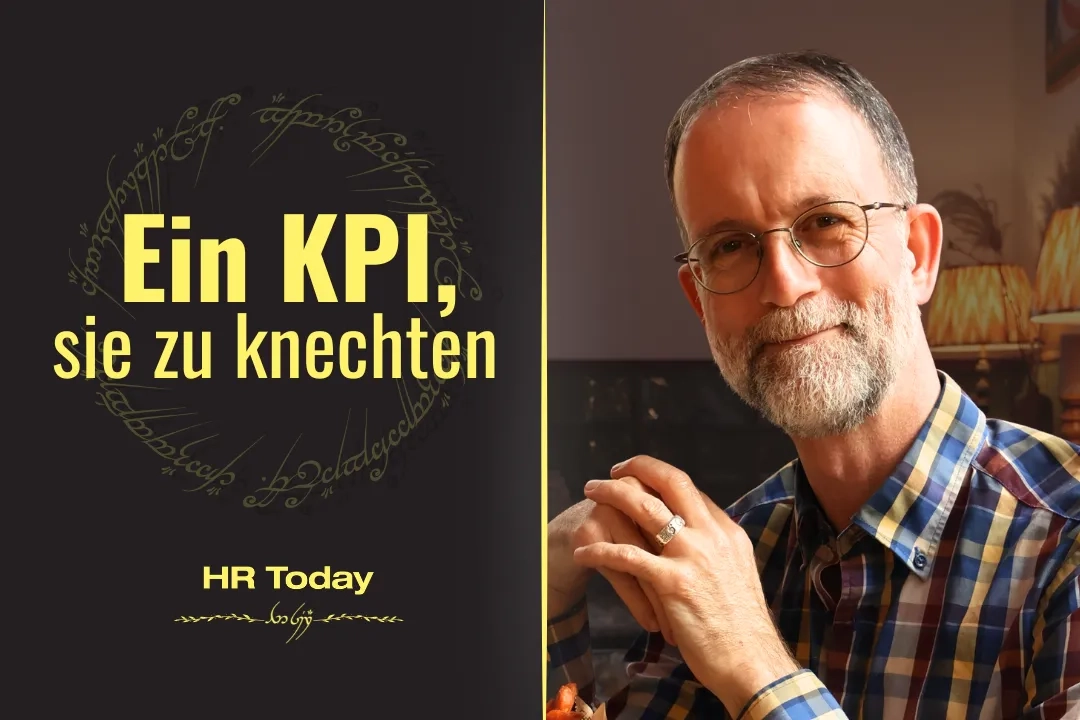 Geteiltes Bild. Links steht in gelber Schrift "Ein KPI, sie zu knechten" und "HR Today" auf schwarzem Hintergrund mit "Herr der Ringe"-Motiven. Rechts ist das Porträt eines lächelnden, bärtigen Mannes mit Brille und kariertem Hemd, der einen Ring mit elbischen Schriftzeichen am Finger trägt.