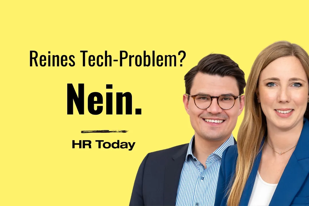 Eine Grafik mit leuchtend gelbem Hintergrund. Auf der linken Bildhälfte steht der Text "Reines Tech-Problem?" in schwarzer Schrift, darunter groß und fettgedruckt "Nein." Unterstrichen wird dies von einem schwarzen Pinselstrich und dem Schriftzug "HR Today". Auf der rechten Bildhälfte sind die Porträts zweier lächelnder Personen zu sehen: ein Mann mit dunklen Haaren, Brille, gestreiftem Hemd und dunklem Sakko sowie eine Frau mit langen blonden Haaren und einem leuchtend blauen Blazer.
