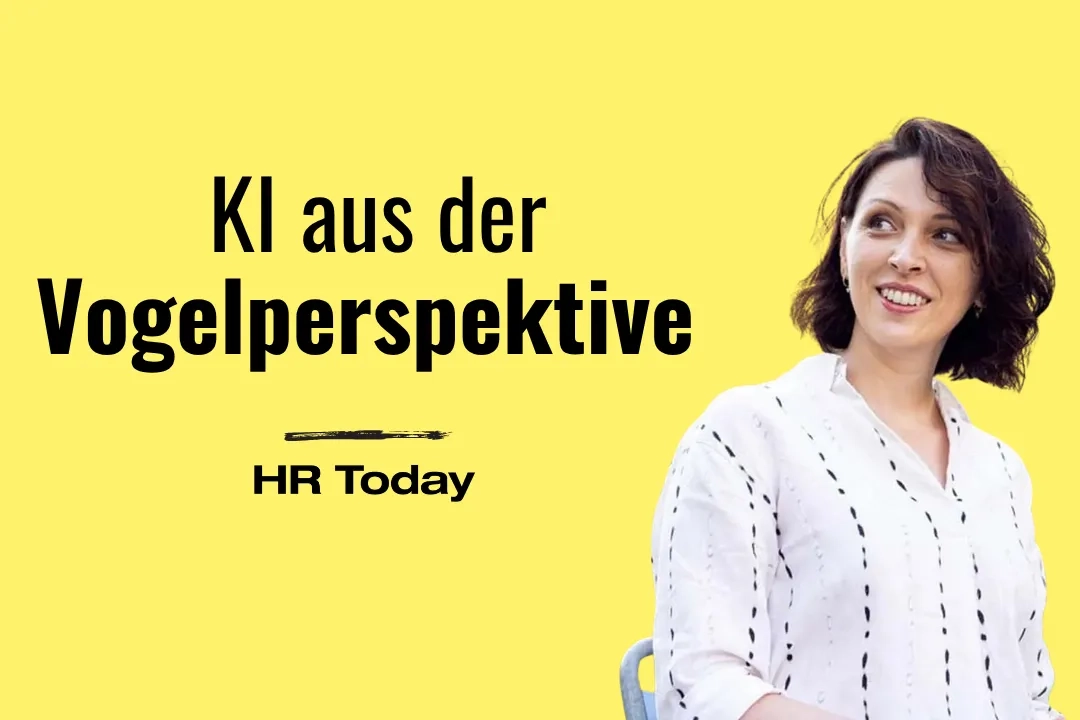Eine Grafik mit leuchtend gelbem Hintergrund. Auf der linken Bildhälfte steht der Text "KI aus der" in schwarzer Schrift, darunter groß und fettgedruckt "Vogelperspektive". Unterstrichen wird dies von einem schwarzen Pinselstrich und dem Schriftzug "HR Today". Auf der rechten Bildhälfte ist eine lächelnde Frau mit dunklen, leicht welligen, schulterlangen Haaren abgebildet. Sie blickt zur Seite und trägt eine weiße Bluse mit feinen, gestrichelten schwarzen Längsstreifen.