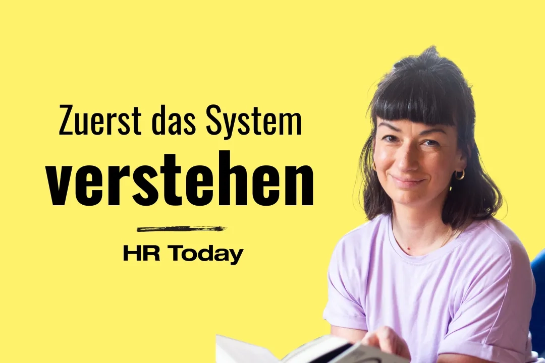 Grafik mit leuchtend gelbem Hintergrund. Auf der linken Seite steht in grossen, schwarzen Buchstaben der Text „Zuerst das System verstehen“, darunter, durch einen Pinselstrich getrennt, das Logo von „HR Today“. Auf der rechten Seite ist ein Porträt der Autorin Laura Baggenstos freigestellt. Sie lächelt freundlich in die Kamera und hält ein aufgeschlagenes Buch in den Händen.