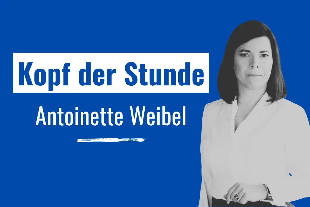 Eine Grafik mit blauem Hintergrund. Auf der linken Seite steht der Text "Kopf der Stunde" in dunkelblauer Schrift auf einem weißen Rechteck. Darunter steht in weißer Schrift der Name "Antoinette Weibel", unterstrichen mit einem stilisierten weißen Pinselstrich. Auf der rechten Seite befindet sich ein Schwarz-Weiß-Porträt von Antoinette Weibel, die direkt in die Kamera blickt.