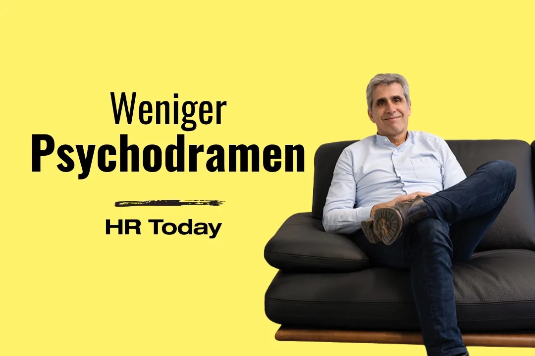 Grafik mit leuchtend gelbem Hintergrund. Auf der linken Seite steht in großer, schwarzer Schrift „Weniger Psychodramen“, darunter eine stilisierte Linie und das Logo von „HR Today“. Auf der rechten Seite sitzt Gilles Satgé entspannt mit überschlagenen Beinen auf einem schwarzen Ledersofa und lächelt in die Kamera. Er trägt ein hellblaues Hemd, dunkle Jeans und braune Schuhe.