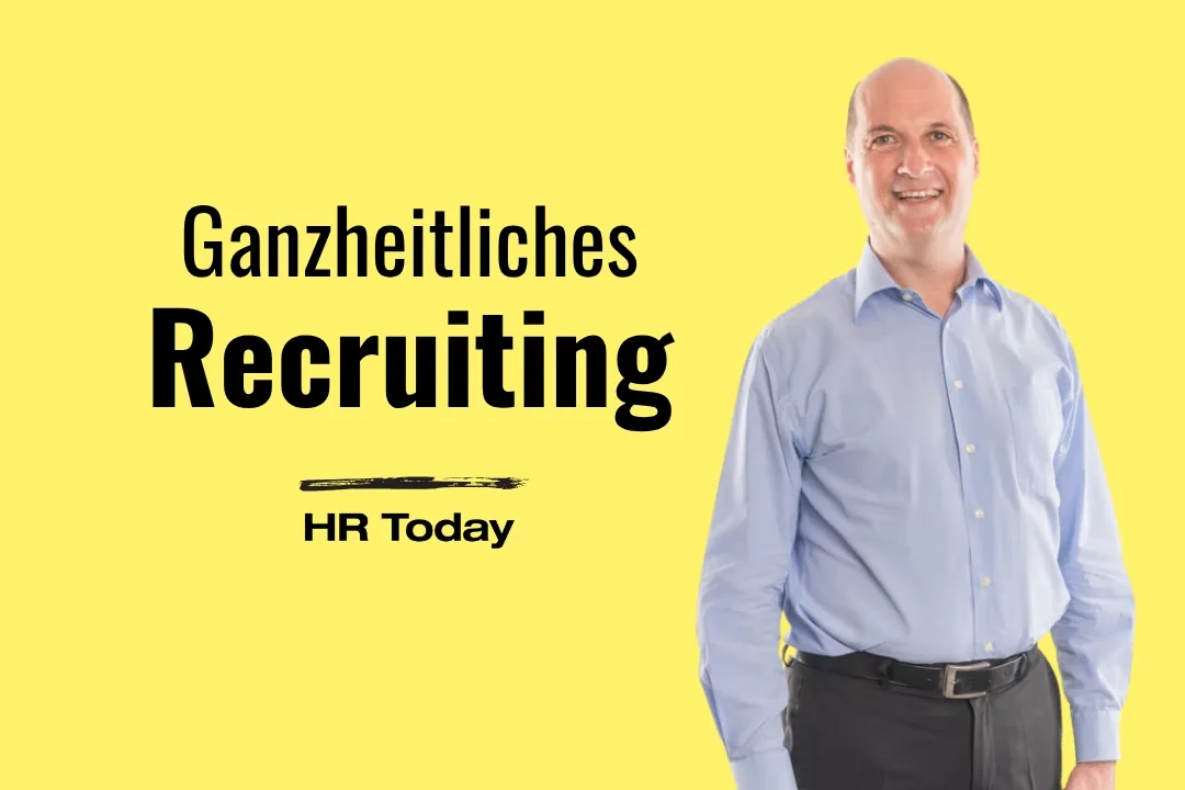 „Ganzheitliches Recruiting“, darunter eine stilisierte Linie und das Logo von „HR Today“. Auf der rechten Seite steht ein freundlich lächelnder Mann, der in die Kamera schaut. Er trägt ein hellblaues Hemd, einen schwarzen Gürtel und eine dunkle Hose.