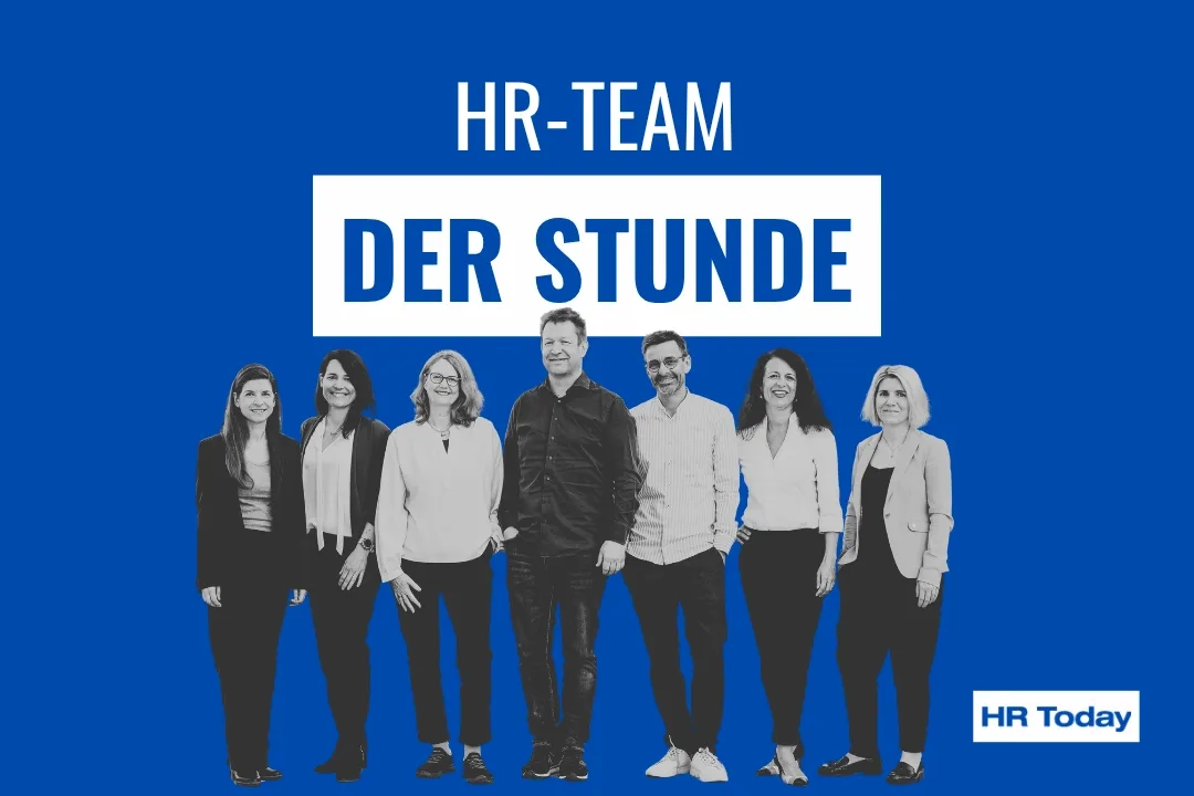 Grafik mit kräftig blauem Hintergrund. Oben steht in weißer Schrift „HR-TEAM“ und darunter hervorgehoben in einem weißen Kasten in blauer Schrift „DER STUNDE“. Unten rechts befindet sich das weiße Logo von HR Today. Den Hauptteil des Bildes nimmt eine freigestellte Schwarz-Weiß-Aufnahme einer siebenköpfigen Gruppe (fünf Frauen, zwei Männer) ein, die selbstbewusst nebeneinander posieren und in die Kamera blicken.
