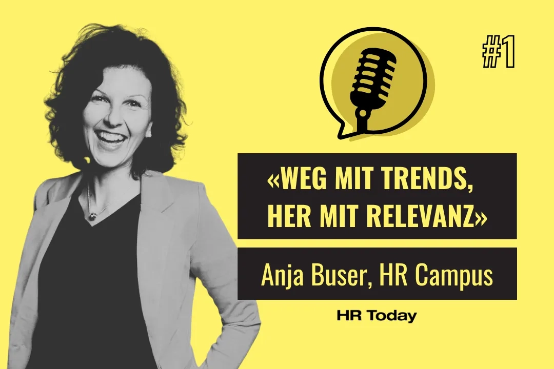 Podcast HR Today #1: «Weg mit Trends, her mit Relevanz» mit Anja Buser, HR Campus. Das Bild zeigt ein Schwarz-Weiss-Porträt einer lachenden Frau mit dunklen, lockigen Haaren, die ein dunkles Oberteil und einen hellen Blazer trägt.