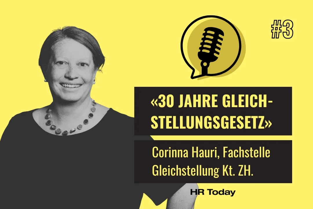 Podcast HR Today #3: «30 Jahre Gleichstellungsgesetz» mit Corinna Hauri, Fachstelle Gleichstellung Kt. ZH. Das Bild zeigt ein Schwarz-Weiss-Porträt einer lächelnden Frau mit kurzen Haaren, bekleidet mit einem dunklen Oberteil und einer auffälligen runden Gliederkette.