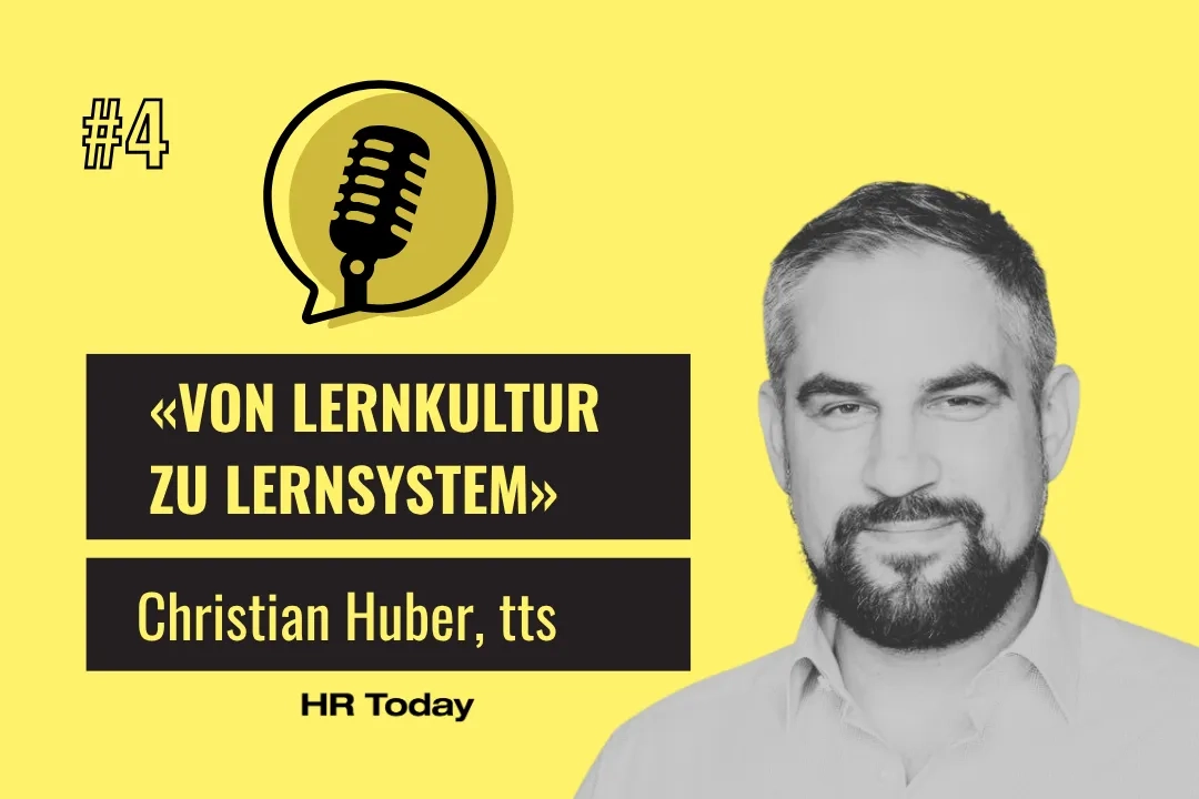 Podcast HR Today #4: «Von Lernkultur zu Lernsystem» mit Christian Huber, tts. Das Bild zeigt ein Schwarz-Weiss-Porträt eines dezent lächelnden Mannes mit kurzem Vollbart und dunklen Haaren, der ein helles Hemd trägt.