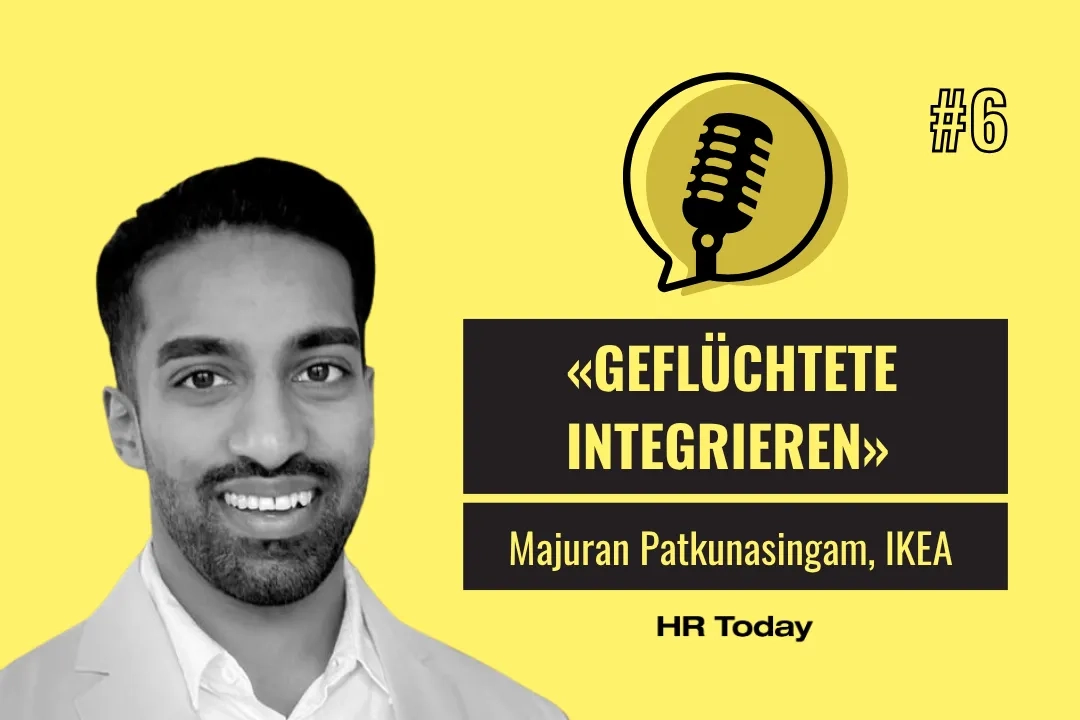 Podcast HR Today #6: «Geflüchtete integrieren» mit Majuran Patkunasingam, IKEA. Das Bild zeigt ein Schwarz-Weiss-Porträt eines breit lächelnden Mannes mit kurzem Bart und dunklen Haaren, der ein helles Sakko und ein weisses Hemd trägt.